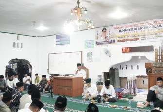 Gubernur Sumatra Barat, Mahyeldi Ansharullah saat Safari Ramadhan di Masjid Baiturrahman, Nagari Simalanggang, Kecamatan Payakumbuh.