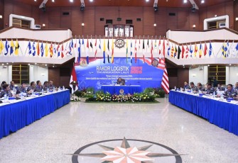 Aslog Kasal Laksamana Muda TNI Agus Santoso saat membuka acara Rakorlog TNI AL Tahun 2023 yang dilaksanakan di Gedung Auditorium Denma Mabesal, Cilangkap Jakarta Timur, Kamis (09/03).