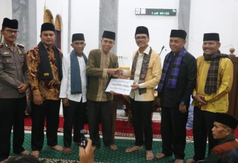 Bupati Limapuluh Kota Safaruddin, menyerahkan bantuan pembangunan masjid senilai Rp20 juta.