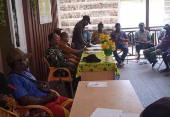 Babinsa Koramil 1710-01/Kokonao Hadiri Muskam Tingkat Kampung