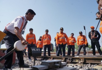 Untuk mewujudkan keamanan dan keselamatan kereta api,  Kepala KAI Daop 4 Semarang Wisnu Pramudyo memeriksa kondisi jalur rel menjelang Nataru.