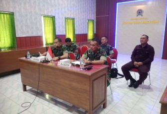 Dandim 0801/Pacitan saat Ikuti Vidcon Rakor Pengawasan Inter Post Audit 2023