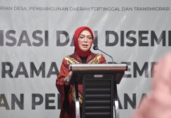 Ketua Dewan Penasehat DWP Kemendes PDTT Lilik Umi Nashriyah saat sosialisasi dan diseminasi Desa Ramah Perempuan dan Peduli Anak (DRPPA) di Lombok, NTB pada Kamis (23/12) malam.