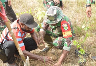 Hari Juang TNI AD ke-78, Kodim 1710/Mimika bersama masyarakat Kampung Mandiri Jaya melaksanakan penanaman pohon, Rabu (13/12/2023)