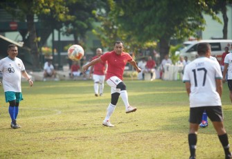 Pangdam Jaya Mayjen TNI Mohamad Hasan  Bermain Sepak Bola Bersama Dengan Kabalak Kodam Jaya