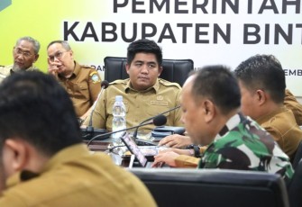Bupati Roby saat memimpin Rapat, Senin (06/03) di Ruang Rapat Bapelitbang Bintan.