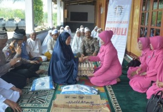 Indahnya Berbagi, Polres Tapsel Baksos ke Panti Jompo