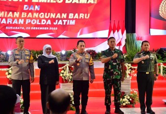 Komandan Kodiklatal (Dankodiklatal), Letjen TNI Marinir Nur Alamsyah mengikuti Deklarasi Pemilu Damai sekaligus Peresmian Fasilitas Baru Polda Jatim oleh Kapolri Jenderal Polisi Listyo Sigit Prabowo, bertempat di Gedung Mahameru Polda Jatim, Surabaya, Kamis (28/12/2023)