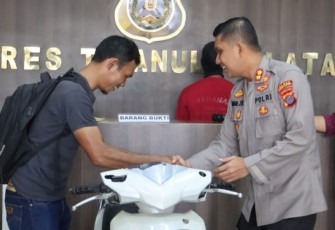 Kapolres Tapsel, AKBP Imam Zamroni, SIK, MH, melalui Kasat Reskrim, AKP Rudy Saputra, SH, MH, pada konferensi pers, Kamis (31/8/2023) siang, Kapolres serahkan sepeda motor tersebut ke korban. Supaya, korban yang bekerja sebagai buruh harian lepas bisa menggunakannya kembali.