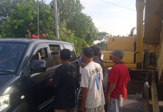  Seorang sopir truk selfloader yang kesetrum dilarikan warga sekitar ke RS PKU Muhammadiyah Cepu