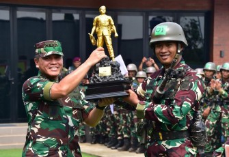 Kasal memberikan apresiasi kepada para prajurit yang berhasil meraih juara dalam Lomba Binsat Korps Marinir TA. 2023
