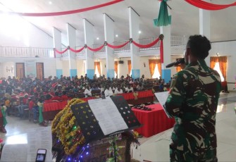 Satgas 330 Tri Dharma Iringi Ibadah Perayaan Natal di GKII Antiokhia Intan Jaya