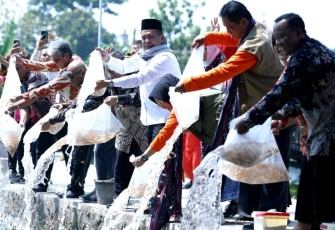 Wamendes Paiman bersama rombongan saat tabur benih ikan