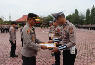 Kapolres Aceh Timur Beri Penghargaan Pada Anggota Berprestasi