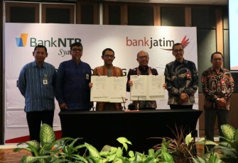 Penandatanganan perjanjian kerja sama dilakukan oleh Direktur Mikro, Ritel, dan Menengah Bank Jatim Arief Wicaksono dan Direktur Pembiayaan Bank NTB Syariah Muhamad Usman yang disaksikan langsung oleh Direktur Utama Bank Jatim Busrul Iman, Direktur Keuangan, Treasury, dan Global Services Bank Jatim Edi Masrianto, serta Direktur Utama Bank NTB Syariah Kukuh Rahardjo.