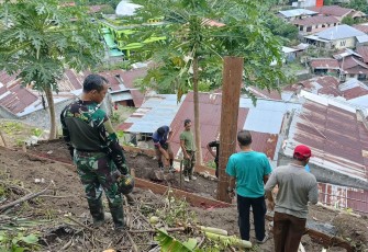 Dandim 1310/Bitung Letkol Arm Yoki Efriandi Tinjau Lokasi Pembuatan Tanggul Penahan Tanah 