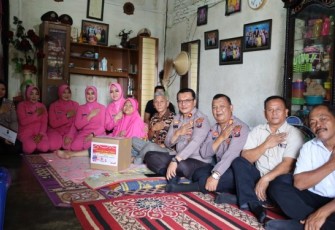 Bhayangkari dan rombongan, saat mengunjungi salah satu kediaman Wakawuri
