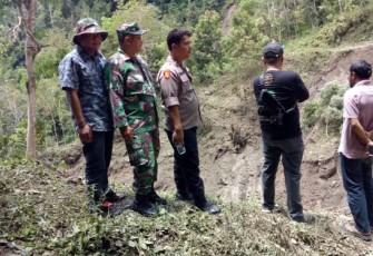 Petugas Kepolisian dan TNI langsung turun ke lokasi longsor, untuk membantu Masyarakat.