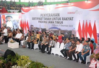 Danlantamal V Dampingi Presiden RI Serahkan 5000 Sertifikat Tanah Untuk Rakyat Jawa Timur