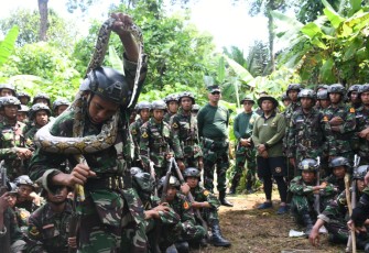Sebanyak 600 Siswa Dikmaba TNI AL Angkatan 43/2 TA. 2023 yang terdiri dari 519 siswa pria dan 81 siswa wan, melaksanakan Lattek Menembak, Berganda, Lintas Medan (Limed), Sea and Jungle Survival selama 20 hari di Puslatpur Mar-4 Purboyo di Malang Selatan dan Pantai Baruna Kondang Iwak, Jumat (29/12/2023)