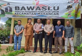 Personel Polsek Batang Toru menyambangi Panwascam Marancar guna mengajak untuk memegang teguh netralitas jelang Pemilu 2024