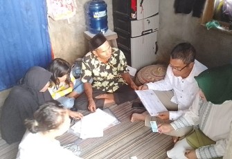 Pj. Wali Kota Payakumbuh Rida Ananda bersama istri tercinta mengunjungi masyarakat pengidap leukimia dan kista ovarium di Kelurahan Tigo Koto Dibaruah.