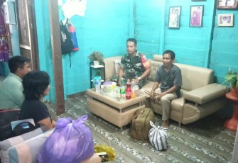  Babinsa Koramil 1016-04/Manuhing, Kodim 1016/Palangka Raya saat melaksanakan komunikasi sosial bersama warga binaan. 