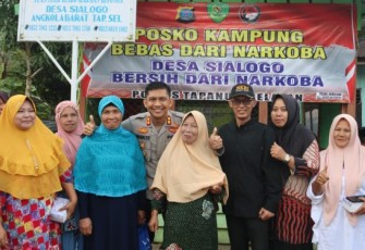 Kapolres Tapanuli Selatan (Tapsel), AKBP Imam Zamroni, SIK, MH, bersama Masyarakat  Desa Sialogo, Kecamatan Angkola Barat.