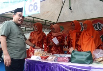Bupati Blora Arief Rohman mengunjungi bazar ramadan di Alon Alon Blora.