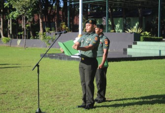 Danyon Bekang 2 Kostrad Letko Cba Moch Andi Hidayat Arifianto, S.Hub.Int., M.H.I. pimpin pelaksanaan upacara gabungan pada pagi ini yang di ikuti oleh seluruh prajurit Menarmed 2 Kostrad, Yonarhanud 2 Kostrad dan Yonbekang 2 Kostrad