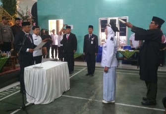 Bupati Karanganyar Juliyatmono melantik Kades PAW Buntar, Nurul Andre Astuty, Rabu (30/8/2023).