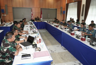 Wakil Komandan (Wadan) Kodiklatal, Laksda TNI Eko Wahjono mewakili Komandan Kodiklatal (Dankodiklatal) Letjen TNI Marinir Nur Alamsyah membuka secara resmi pelaksanaan Uji Naskah II Doktrin Komunikasi dan Elektronika (Komlek) TNI Angkatan Laut, bertempat di Mess Wijaya Kusuma Kodiklatal, Bumimoro Surabaya, Kamis (14/12/2023)