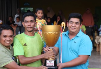 Bupati Roby Serahkan Piala Bergilir IFC Sei Enam