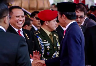 Ketua MPR RI Bamsoet saat berjabat tangan dengan Presiden Jokowi pada upacara Parade dan Defile dalam rangka Peringatan HUT ke-78 TNI, di Lapangan Monas, Jakarta, Kamis (5/10/23).