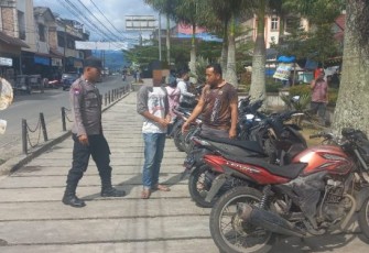 Salah seorang terduga Pelaku pungli saat diamankan Polsek Sipirok
