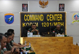 Komandan Korem 121/Abw Brigjen TNI Luqman Arief, S.I.P., didampingi Kasrem 121/Abw Kolonel Inf Soelistyo Bawono, S.I.P., memimpin rapat Evaluasi Program Kerja dan Anggaran Korem 121/Abw Tahun 2023