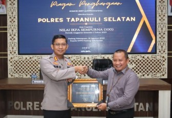 Polres Tapsel terima penghargaan dari KPPN atas capaian nilai Indikator Kinerja Pelaksana Anggaran (IKPA) sempurna atau 100 periode anggaran semester I tahun 2023. Kepala KPPN Padangsidimpuan, Ieng, menyerahkan langsung penghargaan itu ke Kapolres Tapsel, AKBP Imam Zamroni, SIK, MH.