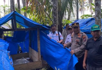 Kasat Resnarkoba Polres Tapsel, AKP Salomo Sagala, SH, turun langsung memimpin kegiatan Gerebek Antisipasi Peredaran Narkoba.