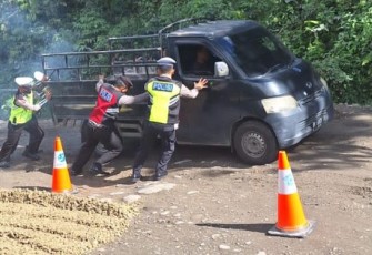 Personel Polres Tapsel Berjibaku Dorong Mobil di Jalan Lintas Batu Jomba