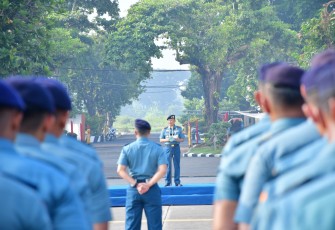 Komandan Puspenerbal Laksda TNI Sisyani Jaffar memberikan pengarahan kepada seluruh Prajurit jajaran Puspenerbal dengan melaksanakan Apel Gabungan di Apron Fasharkan Pesud, Kamis (28/12/2023)