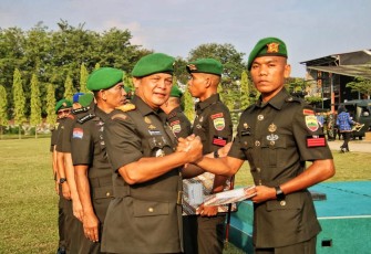 Hari Juang Kartika (HJK) ke 78, Prajurit TNI AD dan Pegawai Negeri Sipil jajaran Korem 032/Wirabraja melaksanakan upacara di Lapangan Wirabraja Sport Center Terandam Korem 032/Wirabraja. Jumat (15/12/2023)