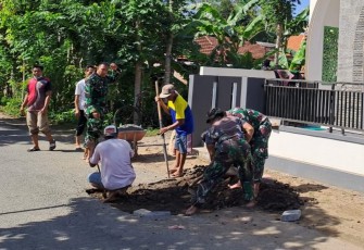  Kompaknya Koramil 0806/02 Pogalan dan Warga Gembleb Perbaiki Jalan Desa