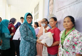 Derta Rohidin Bagikan Sembako di Bengkulu Utara