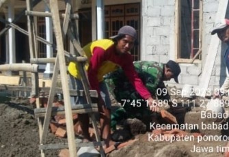 Anggota Kodim 0802/Ponorogo Ikut Kerja Bakti Buat Talud 