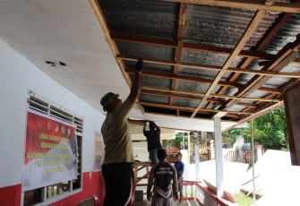 Personil satgas TMMD Ke-116 Kodim 1310/Bitung saat melakukan pengrehaban kantor lurah Tandurusa