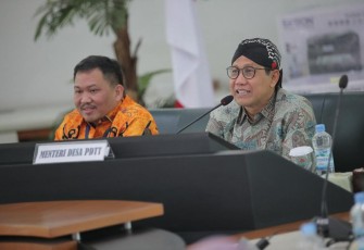  Gus Halim, pada saat memberi arahan melalui video conference, di sela-sela memberikan bantuan secara simbolis, Personal Computer dan Printer untuk 235 Lokus Desa  Cerdas Fase 1, Minggu (19/11/23).