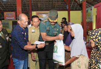 Dandim 0806/Trenggalek dan Wakil Bupati Salurkan Bantuan Beras