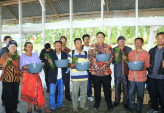 Bupati Samosir saat Bawa Pelayanan ke Desa Harian 