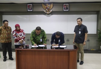 Bupati Blora Arief Rohman dan Dirut PT Citilink menandatangani nota kesepahaman terkait penerbangan rute Bandara Halim Perdanakusuma-Ngloram Cepu, Blora.