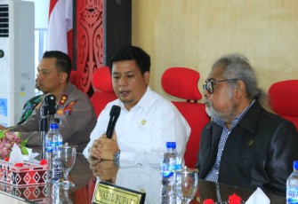 Bupati Samosir, Vandiko Timotius Gultom bersama Wakil Bupati Samosir, Martua Sitanggang saat menerima penghargaan dari Ketua Komnas Perlindungan Anak atas kepedulian dan tanggungjawab dalam memberikan perlindungan terhadap anak di Kabupaten Samosir. 